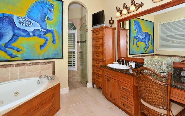 Photo 17 of 22 - 571 Putting Green Ln, Longboat Key, FL 34228