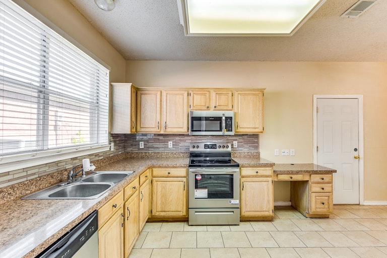 Photo 17 of 31 - 8100 Stern St, Frisco, TX 75035
