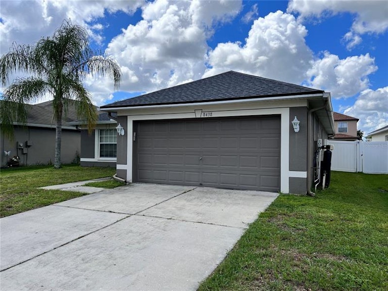 Photo 3 of 28 - 8438 Carriage Pointe Dr, Gibsonton, FL 33534