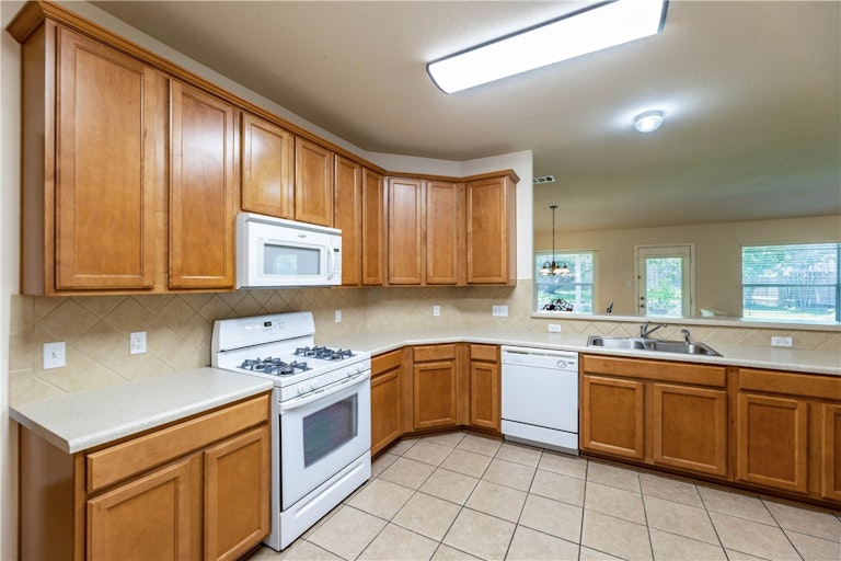 Photo 13 of 33 - 3216 Winding River Trl, Round Rock, TX 78681