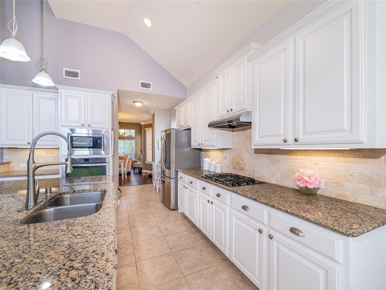 Photo 6 of 35 - 904 Auburn Ct, Savannah, TX 76227