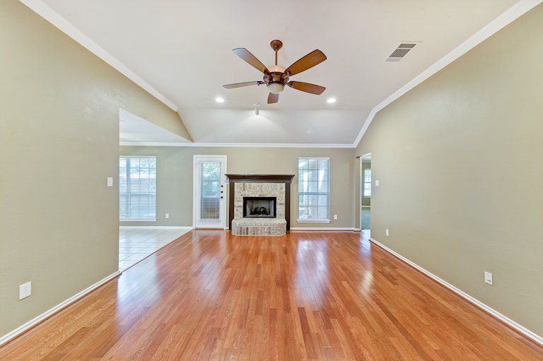 Photo 3 of 28 - 2225 Park Hurst Dr, Arlington, TX 76001