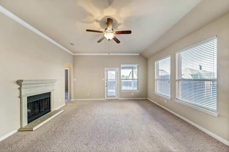 Photo 14 of 31 - 808 W Bend Blvd, Burleson, TX 76028