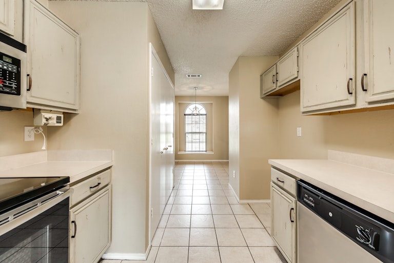 Photo 9 of 29 - 2736 Hidden Springs Dr, Mesquite, TX 75181