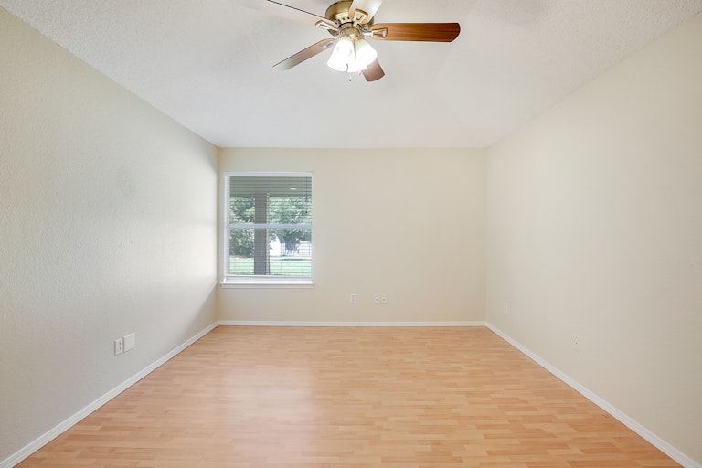 Photo 20 of 27 - 516 Berryhill Dr, Mansfield, TX 76063