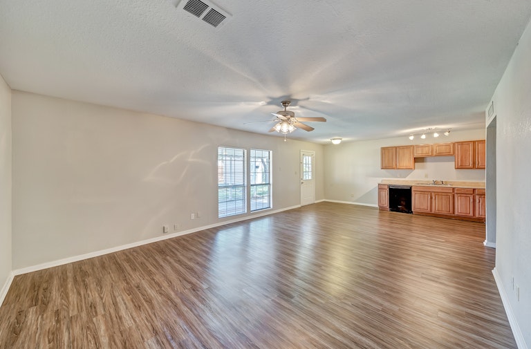 Photo 10 of 29 - 3106 Edelweiss Dr, Grand Prairie, TX 75052