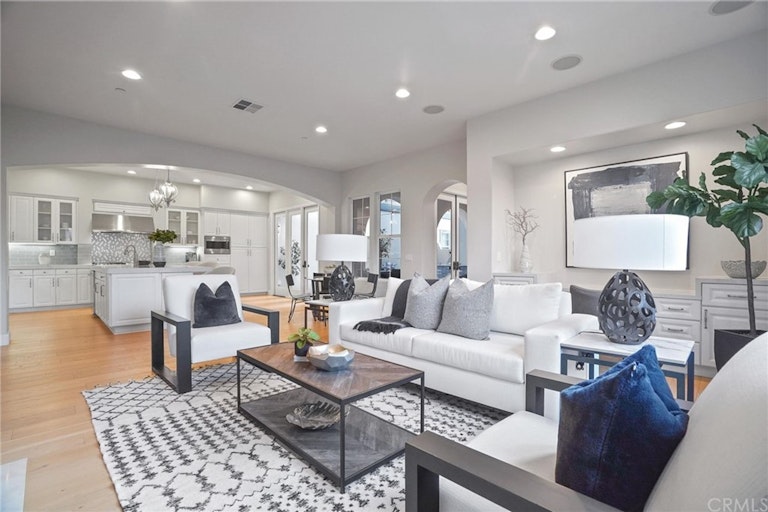 Photo 11 of 42 - 21247 Ronda Cir, Huntington Beach, CA 92648