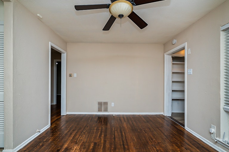 Photo 11 of 17 - 1008 Powell Rd, Mesquite, TX 75149