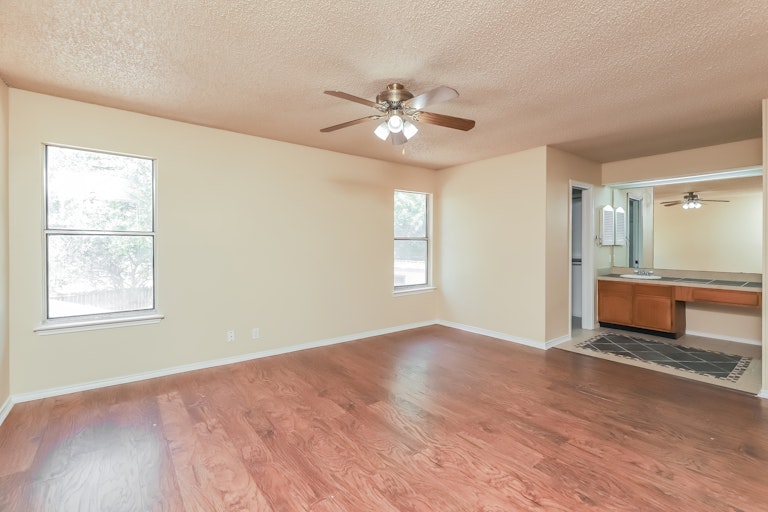 Photo 17 of 27 - 4707 Pebble Gln, San Antonio, TX 78217