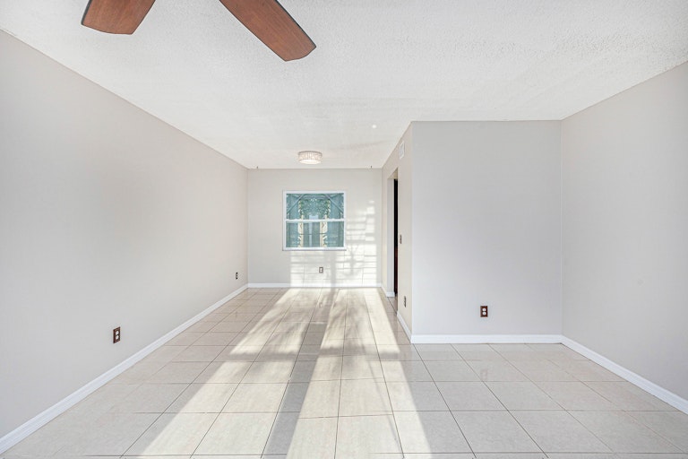 Photo 4 of 15 - 12171 77th St, Largo, FL 33773