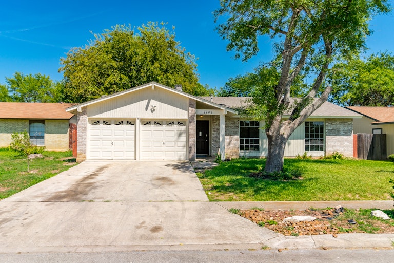 Photo 2 of 24 - 7747 Pipers Hl, San Antonio, TX 78251