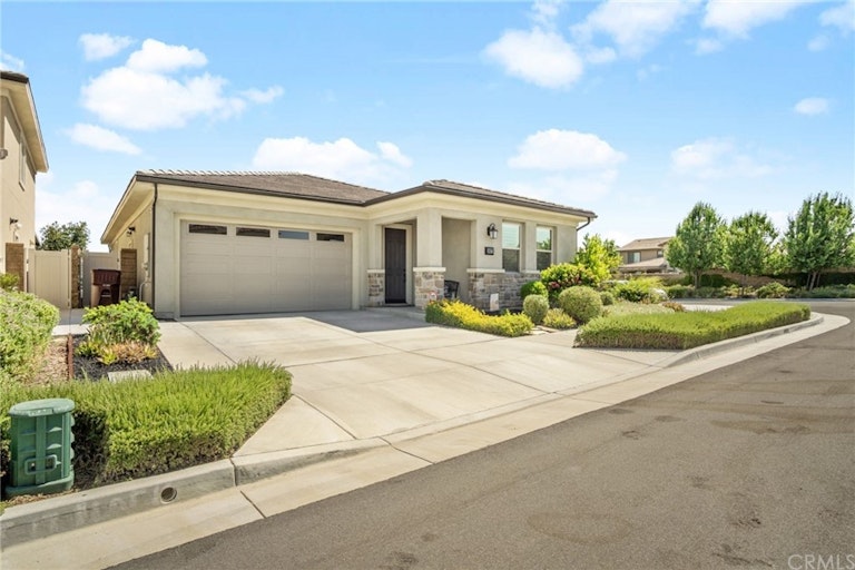 Photo 1 of 24 - 30573 Arrow Leaf Ln, Murrieta, CA 92563