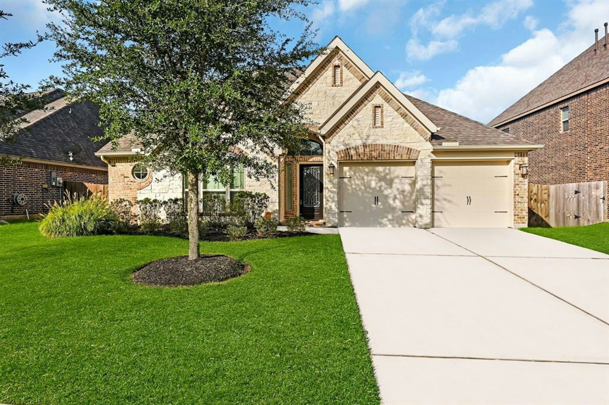 Photo 1 of 36 - 13444 Swift Creek Dr, Pearland, TX 77584