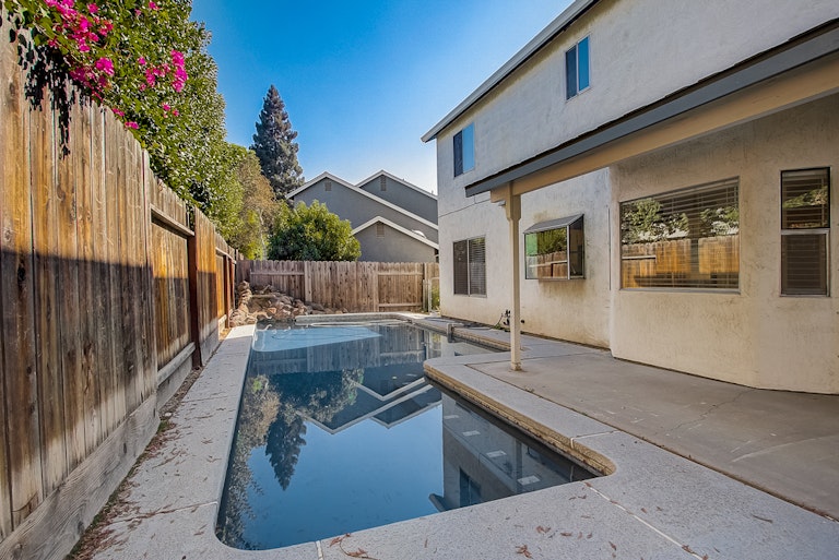 Photo 12 of 36 - 1708 Branchwood Cir, Modesto, CA 95355