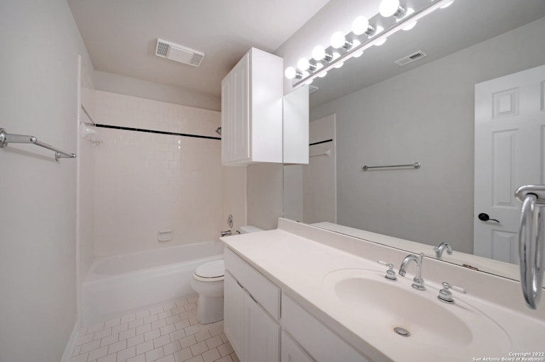 Photo 25 of 32 - 16218 Robinwood Ln, San Antonio, TX 78248