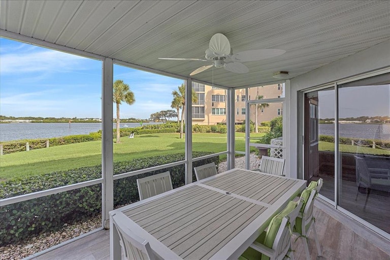 Photo 23 of 44 - 1360 Siesta Bayside Dr #1360-D, Sarasota, FL 34242