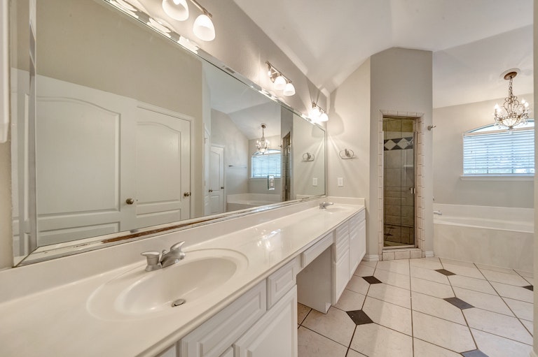 Photo 4 of 32 - 1105 NW Renfro St, Burleson, TX 76028