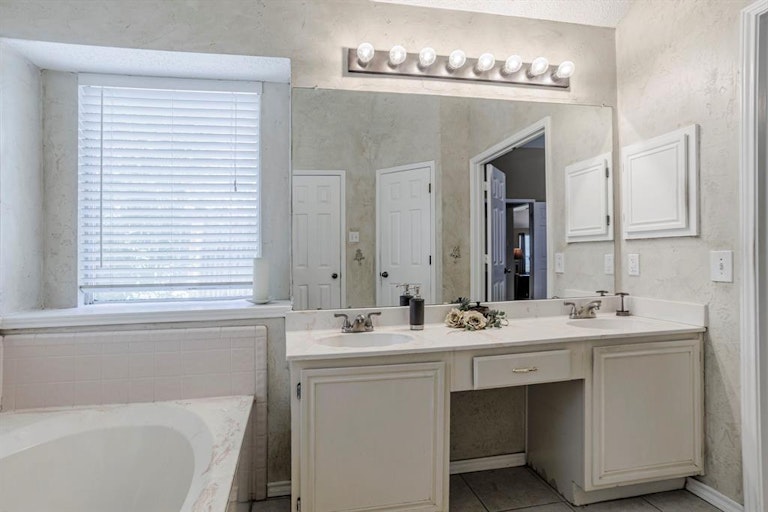Photo 17 of 26 - 915 Felicia Ln, Arlington, TX 76017