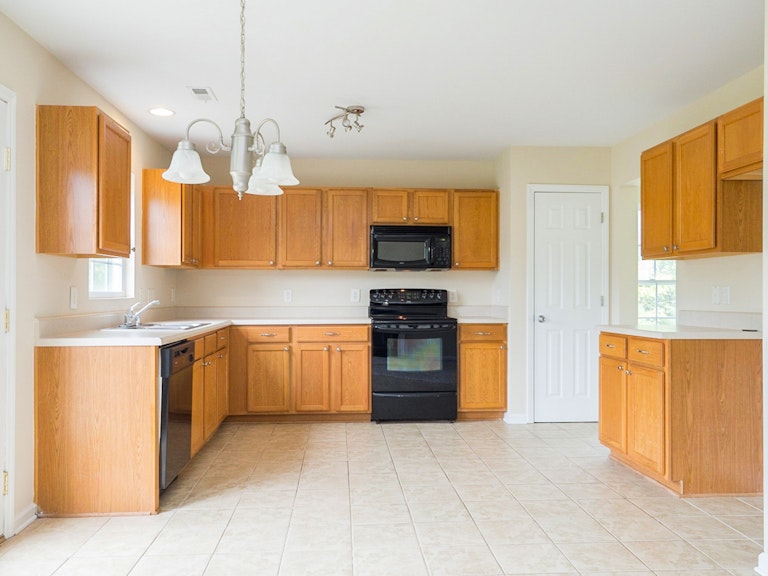 Photo 6 of 23 - 2601 Blue Iris Ln, Durham, NC 27703