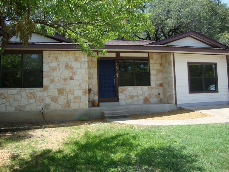 Photo 1 of 25 - 10716 Sunny Ln, Jonestown, TX 78645
