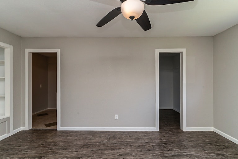 Photo 15 of 23 - 638 Michael Dr, Grand Prairie, TX 75052