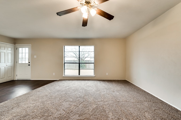 Photo 12 of 27 - 7302 Christie Ln, Dallas, TX 75249