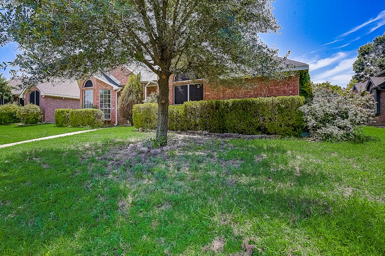 Photo 12 of 44 - 2313 Bent Brook Dr, Mesquite, TX 75181