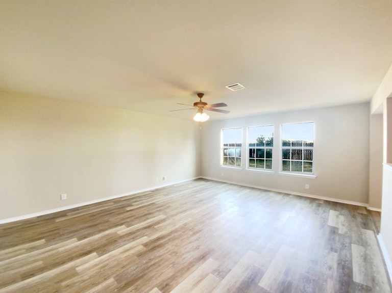 Photo 9 of 27 - 111 Salerno Dr, San Marcos, TX 78666