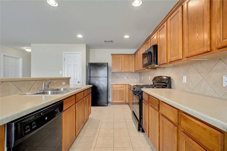 Photo 2 of 40 - 495 Sandstone Trl, Buda, TX 78610