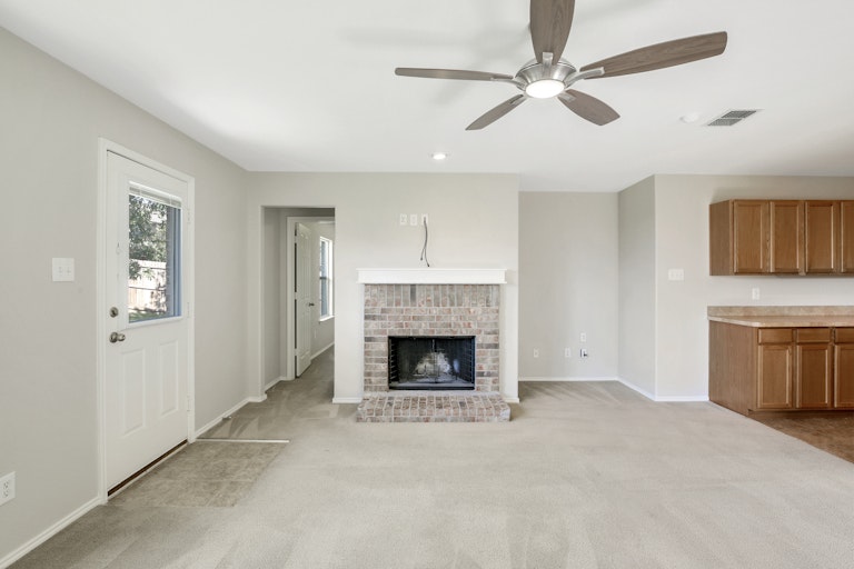 Photo 4 of 27 - 2432 Grand Rapids Dr, Fort Worth, TX 76177