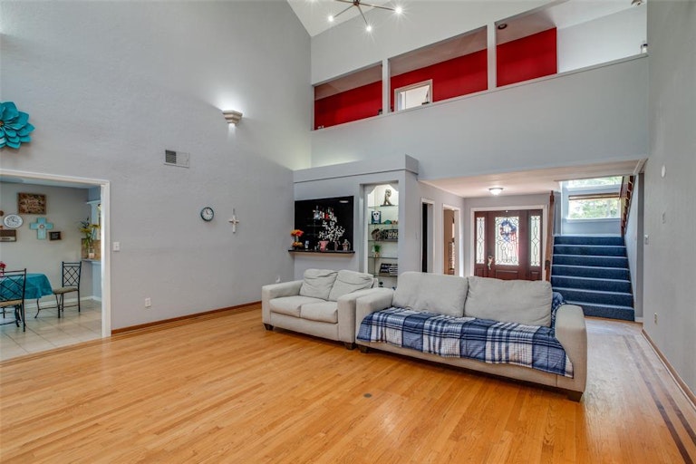 Photo 6 of 36 - 18303 Running Vine Ln, Spring, TX 77379