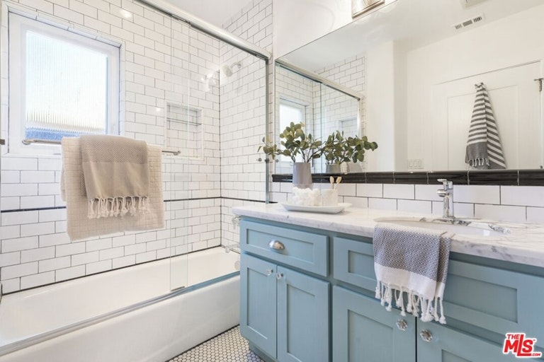 Photo 32 of 49 - 641 N Mariposa Ave, Los Angeles, CA 90004