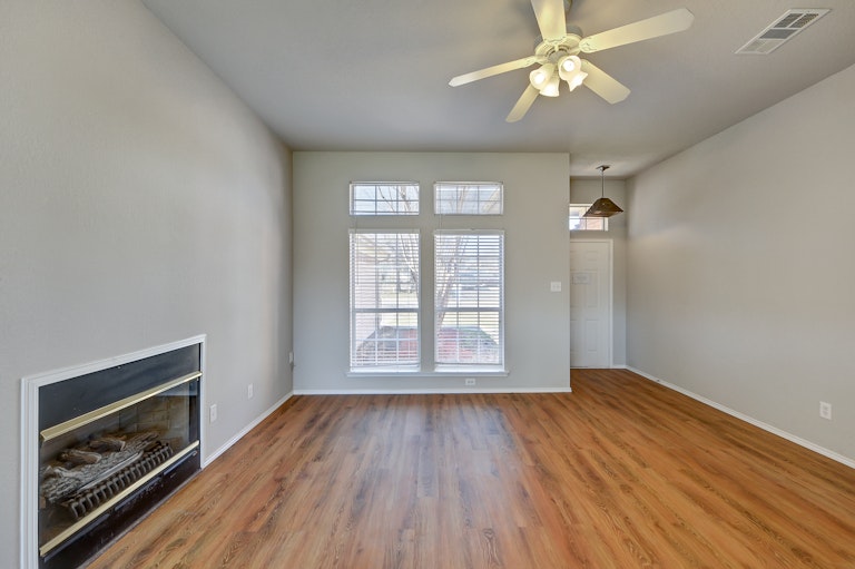 Photo 4 of 21 - 201 S 3rd Ave, Mansfield, TX 76063