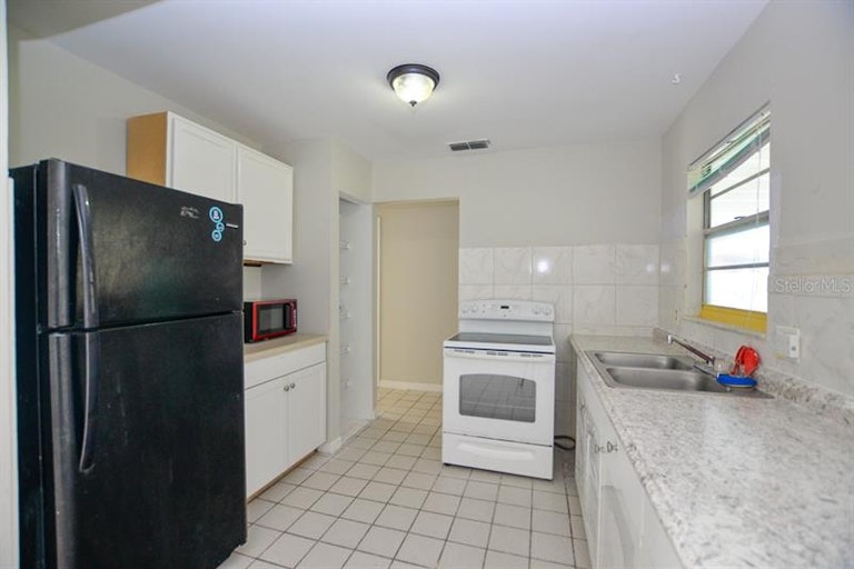 Photo 13 of 39 - 604 Deauville Ct, Kissimmee, FL 34758