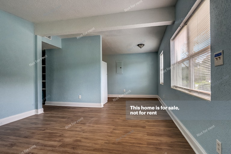 Photo 16 of 29 - 4030 Lockhart Dr N, Jacksonville, FL 32209