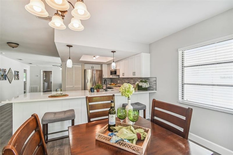 Photo 22 of 42 - 8010 Diagonal Rd N, Saint Petersburg, FL 33702
