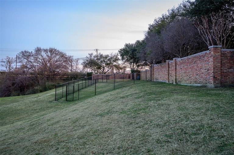 Photo 30 of 35 - 13703 Creekside Pl, Dallas, TX 75240