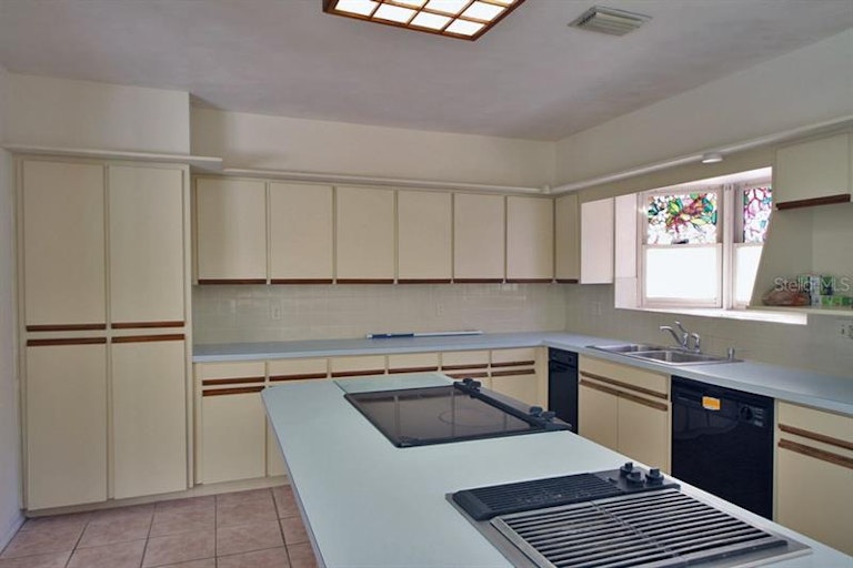 Photo 4 of 11 - 205 Sunburst Ct, Clearwater, FL 33755