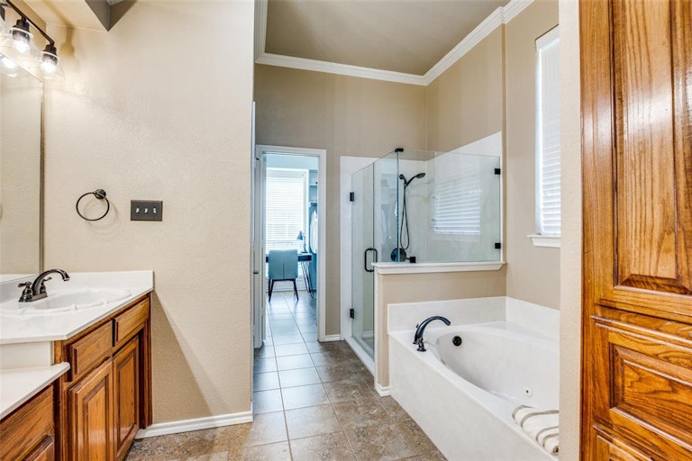 Photo 23 of 39 - 13855 E Riviera Dr, Burleson, TX 76028