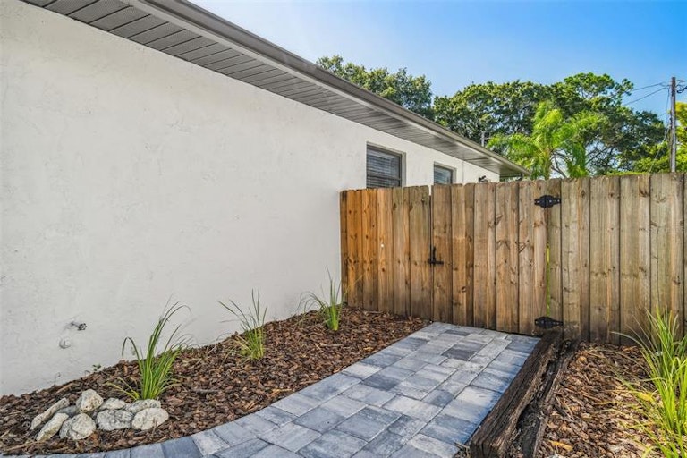 Photo 10 of 42 - 8010 Diagonal Rd N, Saint Petersburg, FL 33702