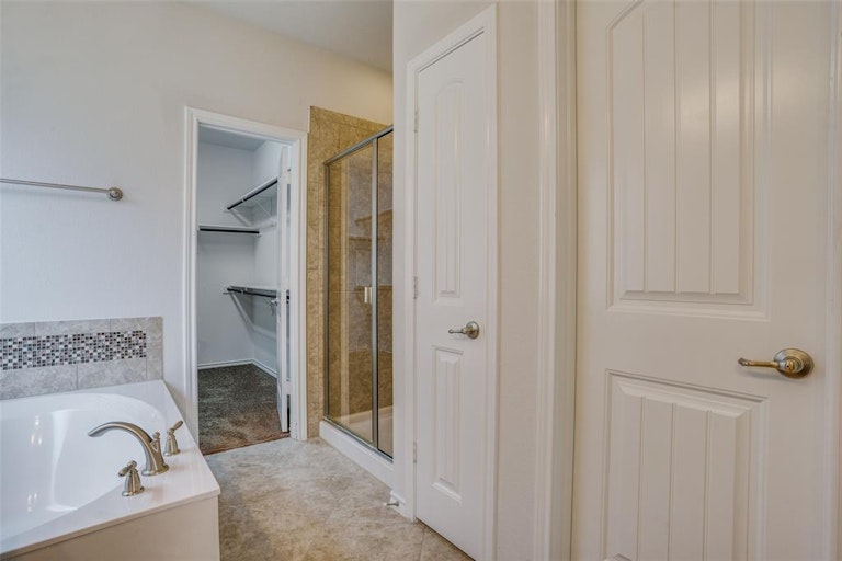 Photo 13 of 35 - 2832 Saddle Creek Dr, Fort Worth, TX 76177