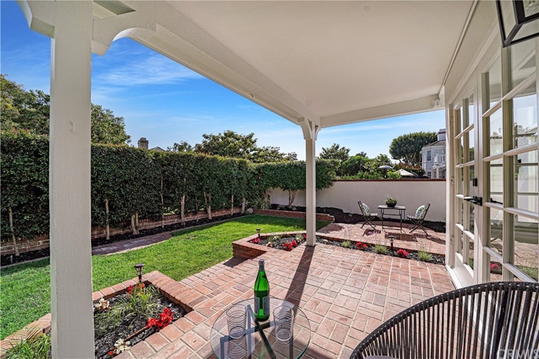 Photo 11 of 47 - 19365 Woodlands Dr, Huntington Beach, CA 92648