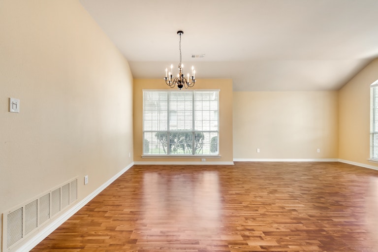 Photo 14 of 28 - 6855 Lagoon Dr, Grand Prairie, TX 75054