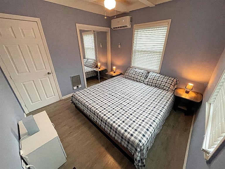 Photo 10 of 25 - 1360 Oxford Dr, Englewood, FL 34223