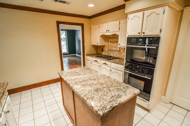 Photo 27 of 46 - 820 Shady Lake Dr, Bedford, TX 76021
