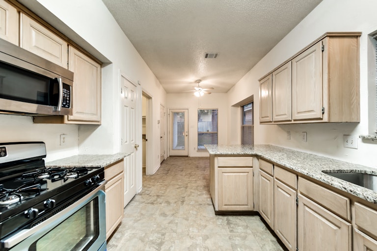 Photo 10 of 28 - 2216 Meadowstone Dr, Carrollton, TX 75006