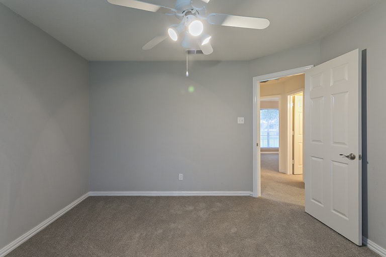 Photo 21 of 28 - 124 Hummingbird Ln, Justin, TX 76247