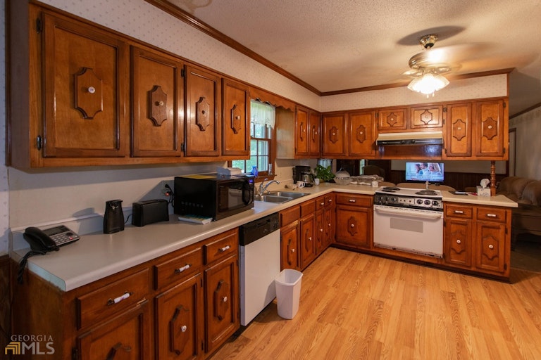Photo 11 of 37 - 173 Kite Lake Rd, Fayetteville, GA 30214