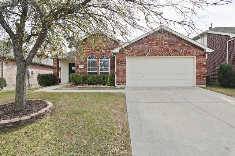 Photo 1 of 38 - 13349 Ridgepointe Rd, Fort Worth, TX 76244