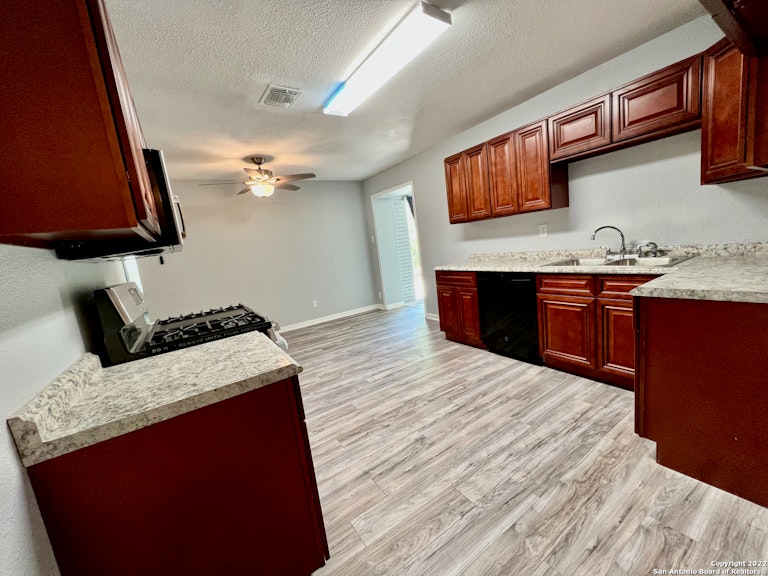 Photo 11 of 23 - 3946 Southport Dr, San Antonio, TX 78223
